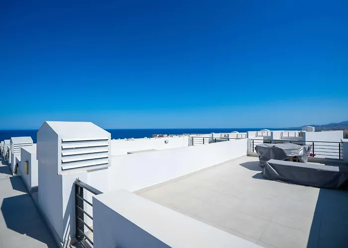 C15 Pearl Island With Mountain View